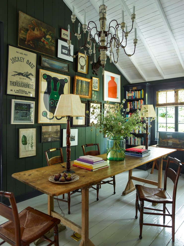 Foto de despacho blanco bohemio de tamaño medio con paredes verdes, suelo de madera pintada, escritorio independiente, suelo verde, vigas vistas y panelado