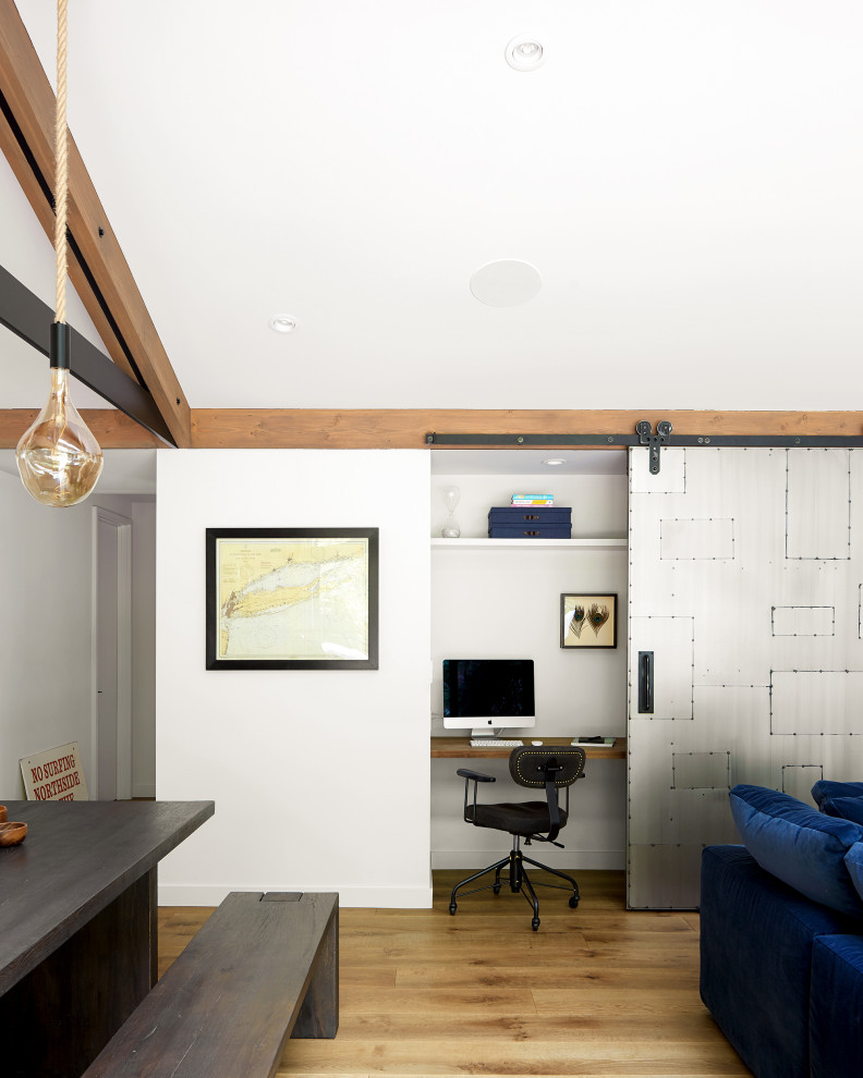Kleines Maritimes Arbeitszimmer ohne Kamin mit Arbeitsplatz, weißer Wandfarbe, braunem Holzboden, Einbau-Schreibtisch und gewölbter Decke in Sacramento