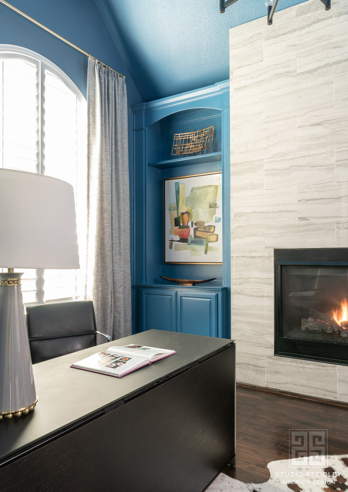 Exemple d'un bureau chic de taille moyenne avec un mur bleu, parquet foncé, une cheminée standard, un manteau de cheminée en carrelage, un bureau indépendant et un sol marron.