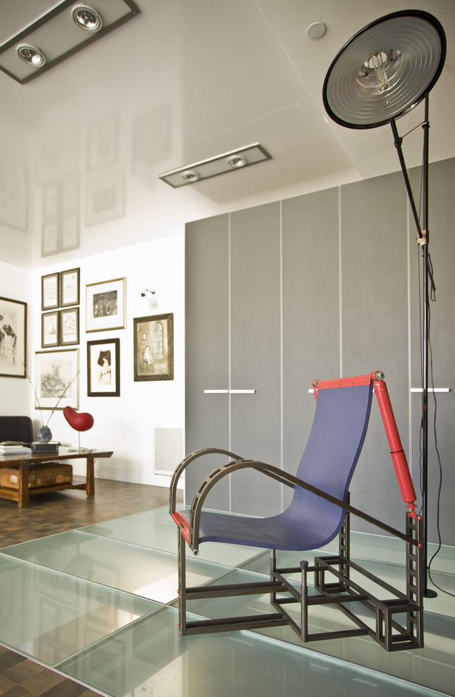 Imagen de despacho contemporáneo con paredes grises y suelo de madera oscura