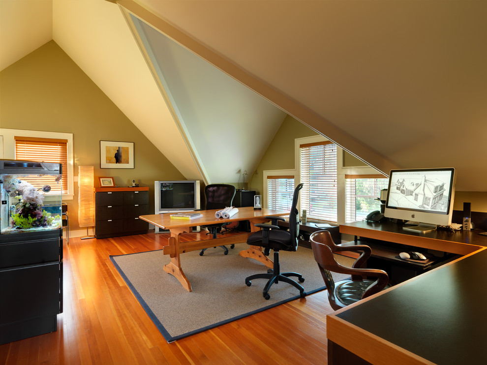 バンクーバーにあるトラディショナルスタイルのおしゃれなホームオフィス・書斎 (無垢フローリング、自立型机) の写真