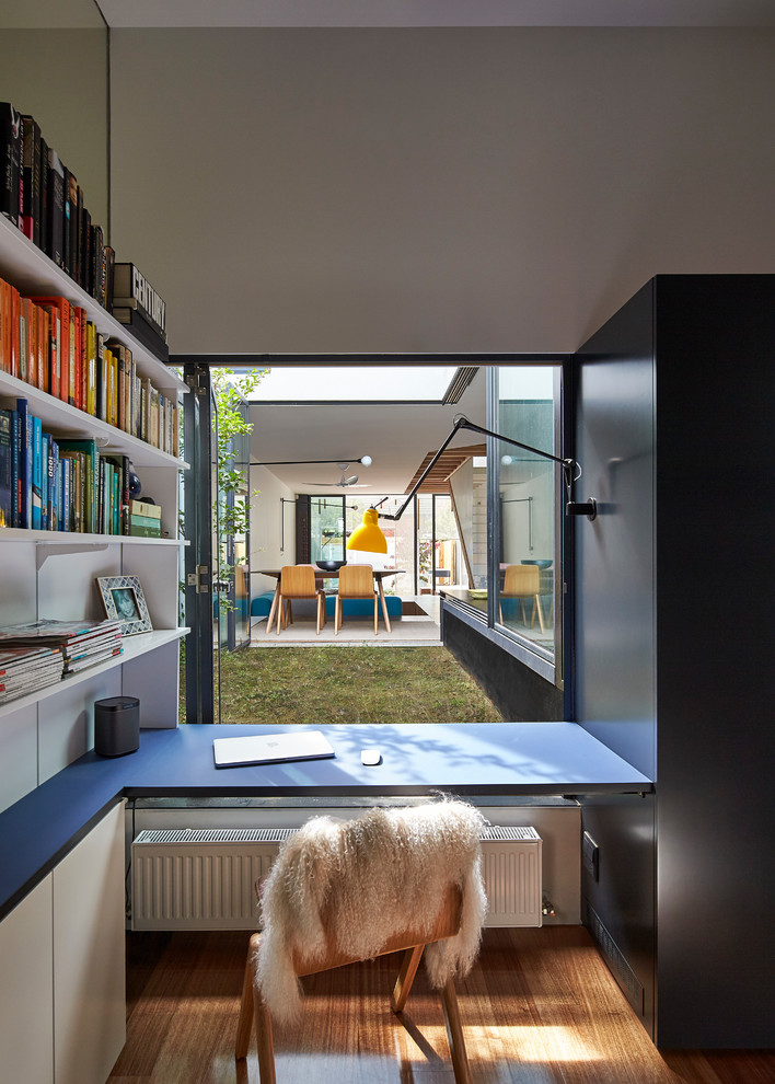 Contemporary home office in Melbourne.