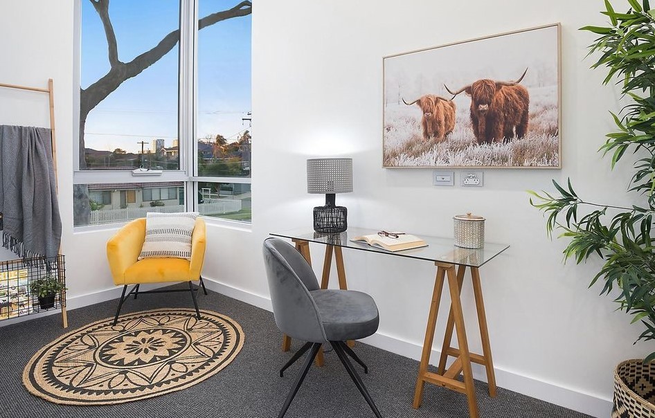 Cette image montre un bureau design avec un mur blanc, moquette, un bureau indépendant et un sol gris.