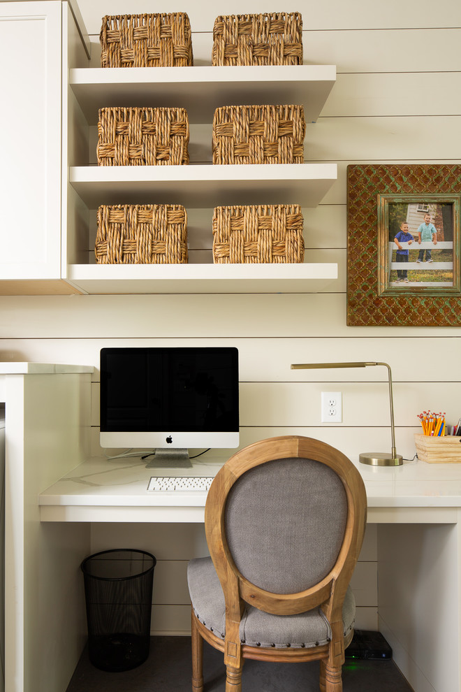 Diseño de despacho de estilo de casa de campo de tamaño medio con paredes blancas, suelo de cemento y suelo gris