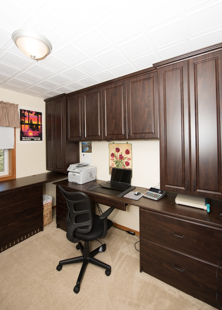 Exemple d'un grand bureau tendance avec un mur beige, moquette, aucune cheminée et un sol beige.