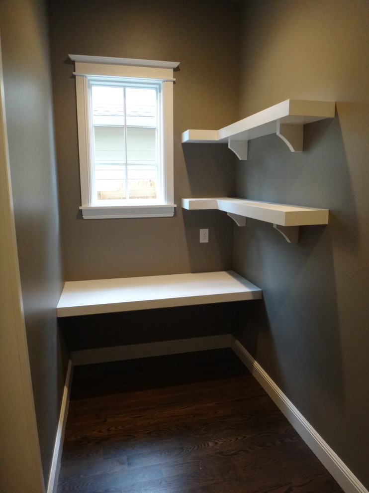 Cette photo montre un petit bureau chic avec un mur gris, parquet foncé et un bureau intégré.