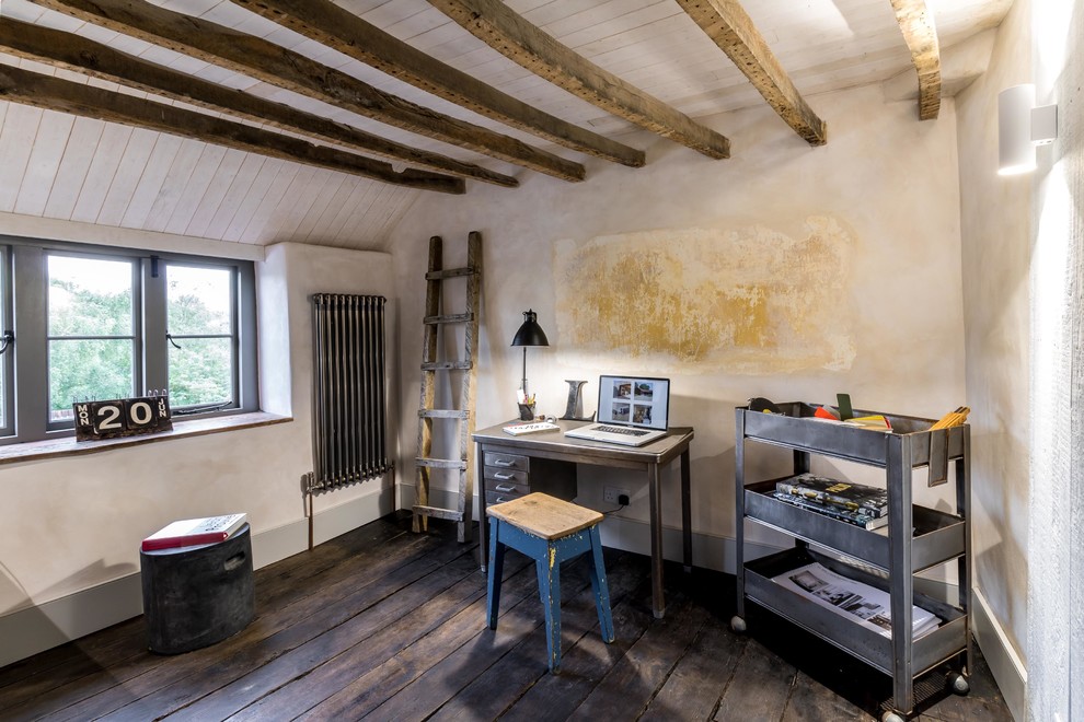 Imagen de despacho campestre pequeño con paredes multicolor, suelo de madera oscura y escritorio independiente
