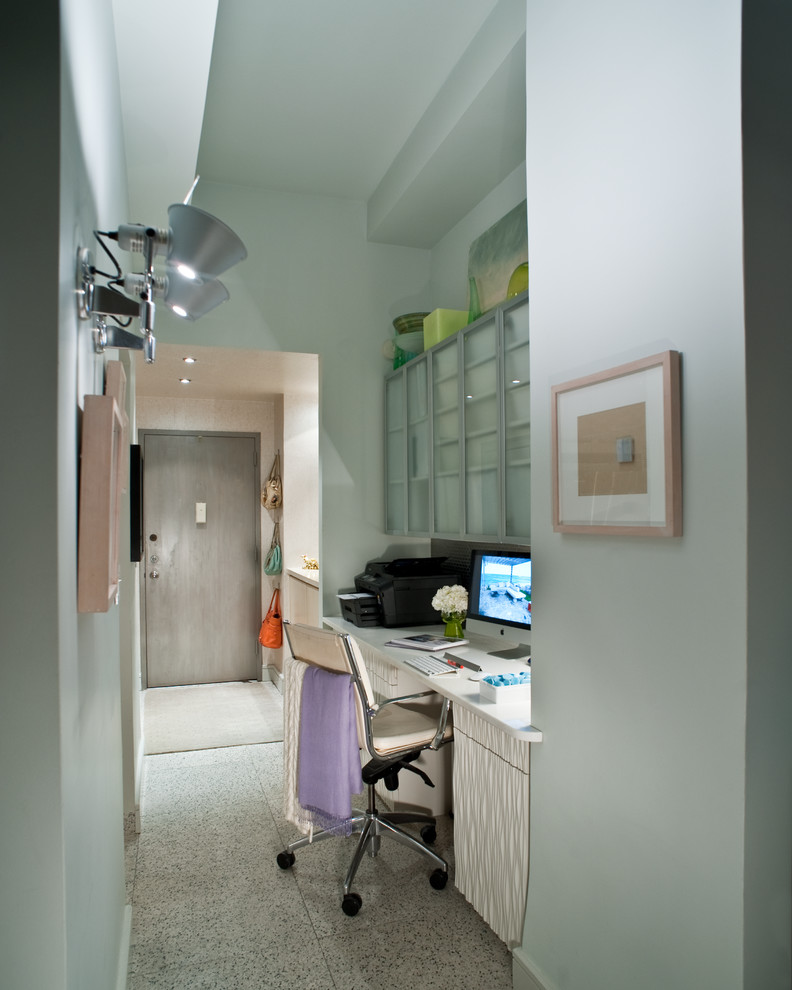 Kleines Modernes Arbeitszimmer ohne Kamin mit weißer Wandfarbe und Einbau-Schreibtisch in New York
