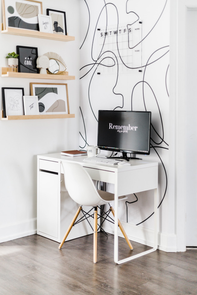 Aménagement d'un petit bureau scandinave avec un mur blanc, parquet foncé, un bureau indépendant et un sol marron.