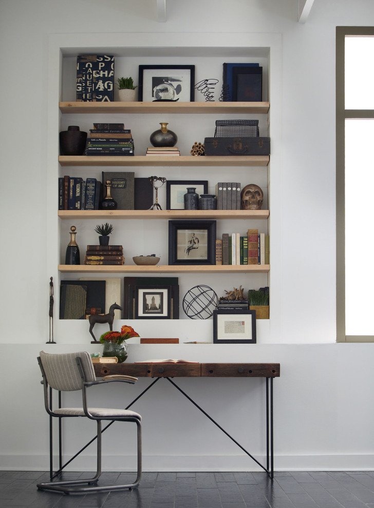 Esempio di un piccolo ufficio bohémian con pareti bianche, parquet scuro e scrivania autoportante