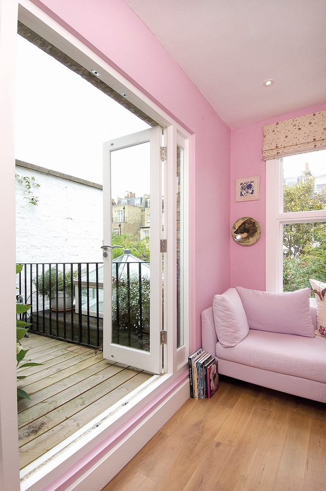 Cette image montre un petit bureau design avec un mur rose, parquet clair et un bureau indépendant.