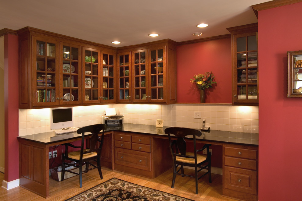 Aménagement d'un bureau classique de taille moyenne avec un mur rouge, parquet clair et un bureau intégré.