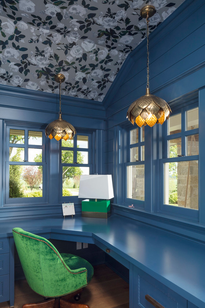 Пример оригинального дизайна: кабинет в стиле кантри с синими стенами, светлым паркетным полом и встроенным рабочим столом без камина