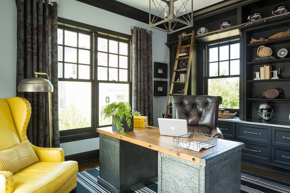 Modelo de despacho clásico renovado con paredes grises, suelo de madera oscura y escritorio independiente