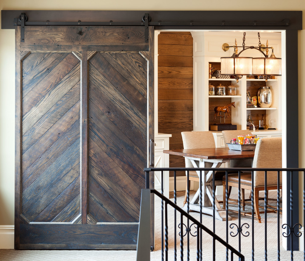 Источник вдохновения для домашнего уюта: рабочее место в классическом стиле с коричневыми стенами, ковровым покрытием и отдельно стоящим рабочим столом