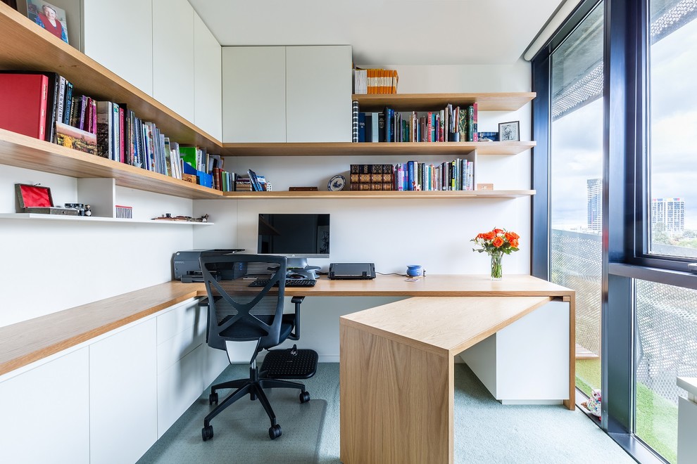 Mittelgroßes Modernes Arbeitszimmer mit Arbeitsplatz, weißer Wandfarbe, Teppichboden und Einbau-Schreibtisch in Melbourne