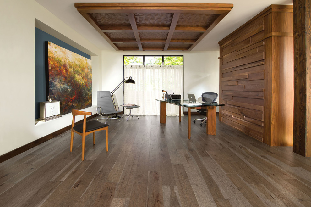 Idée de décoration pour un bureau atelier méditerranéen de taille moyenne avec un bureau indépendant, un mur blanc et un sol en bois brun.