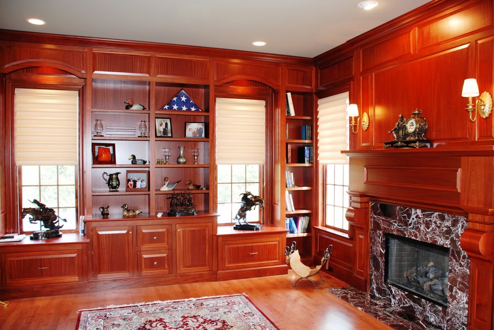 Exemple d'un grand bureau chic avec une bibliothèque ou un coin lecture, un sol en bois brun, une cheminée standard, un manteau de cheminée en bois et un sol marron.