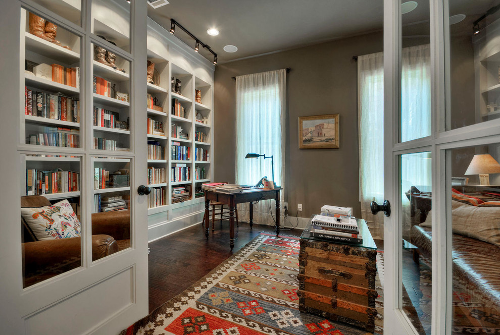 Стильный дизайн: кабинет в стиле кантри с серыми стенами - последний тренд