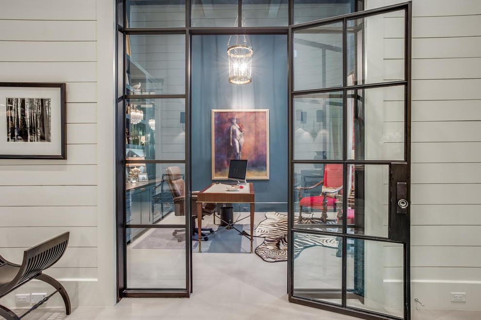 Ejemplo de despacho contemporáneo de tamaño medio sin chimenea con paredes azules, escritorio independiente y suelo beige