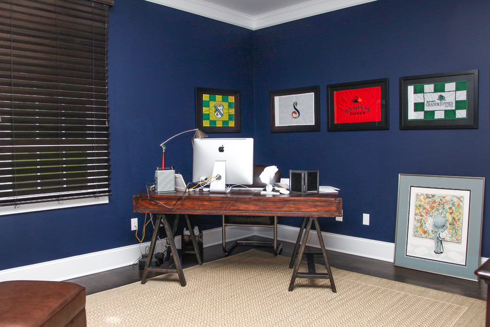 Foto di un ufficio classico di medie dimensioni con pareti blu, moquette, nessun camino e scrivania autoportante