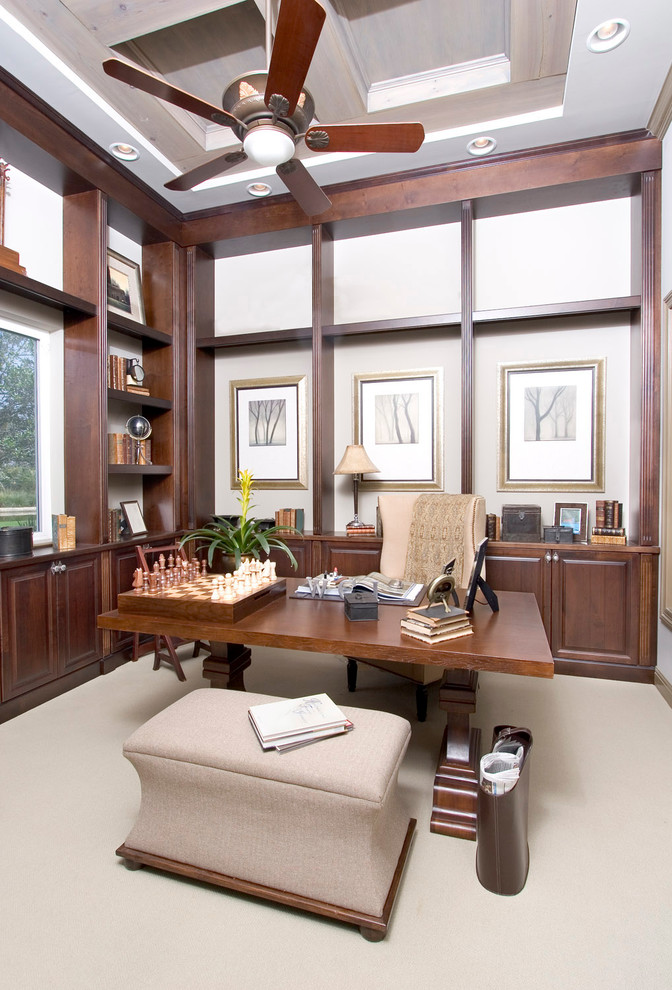 Klassisches Arbeitszimmer mit weißer Wandfarbe und freistehendem Schreibtisch in Sonstige