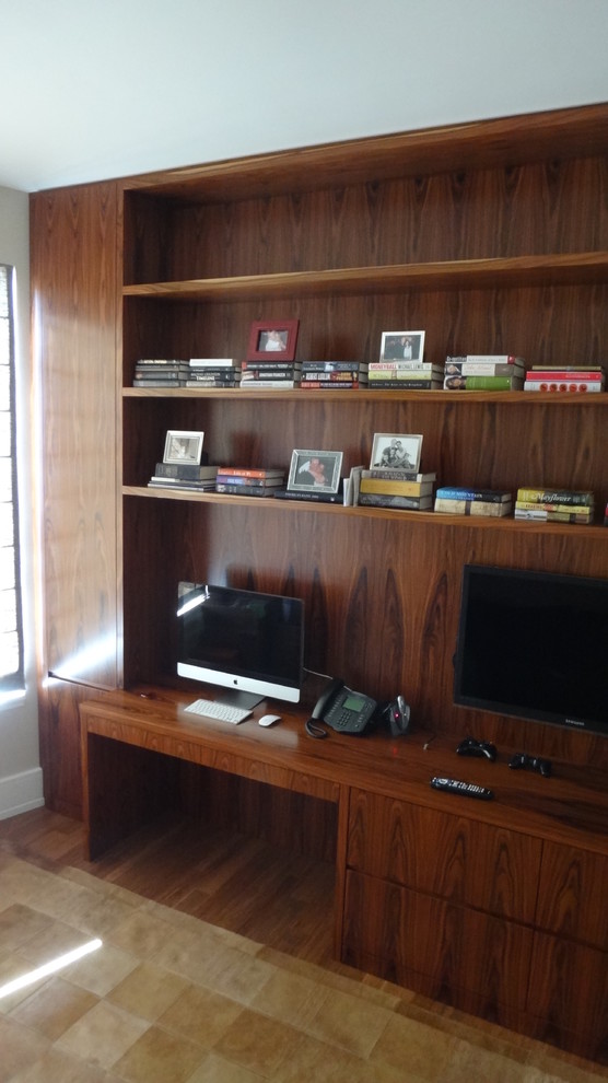 Foto de despacho clásico de tamaño medio con paredes beige, escritorio empotrado, suelo de madera en tonos medios y suelo marrón