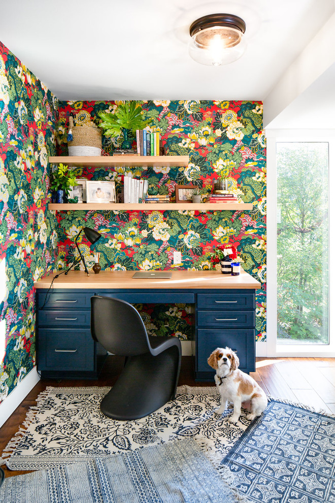 Imagen de despacho marinero de tamaño medio con paredes multicolor, suelo de madera en tonos medios, escritorio empotrado y suelo marrón