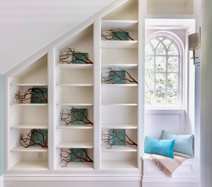 Ispirazione per uno studio stile marinaro di medie dimensioni con libreria e pareti blu