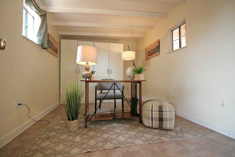 Exempel på ett litet modernt hemmastudio, med beige väggar, linoleumgolv och ett fristående skrivbord