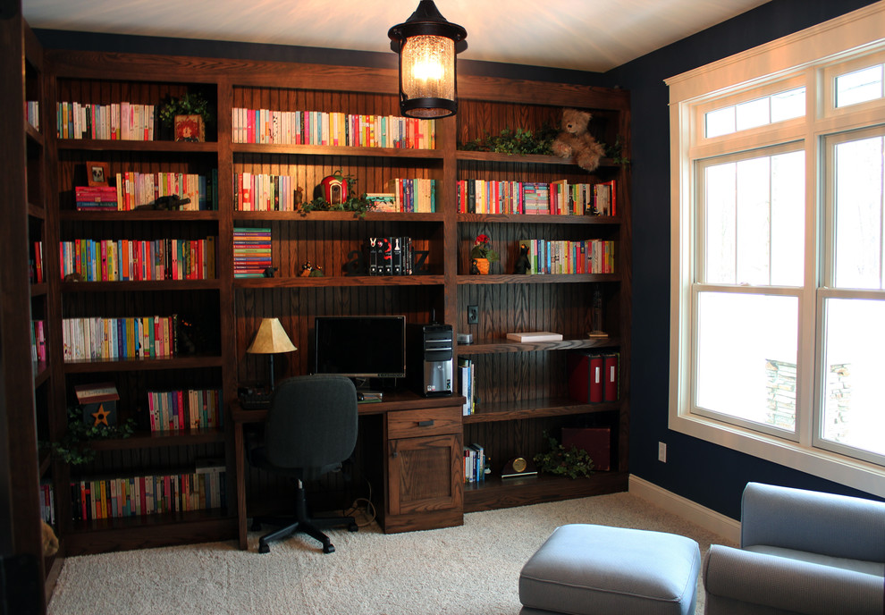 Foto de despacho de estilo americano de tamaño medio con paredes azules, moqueta y escritorio empotrado
