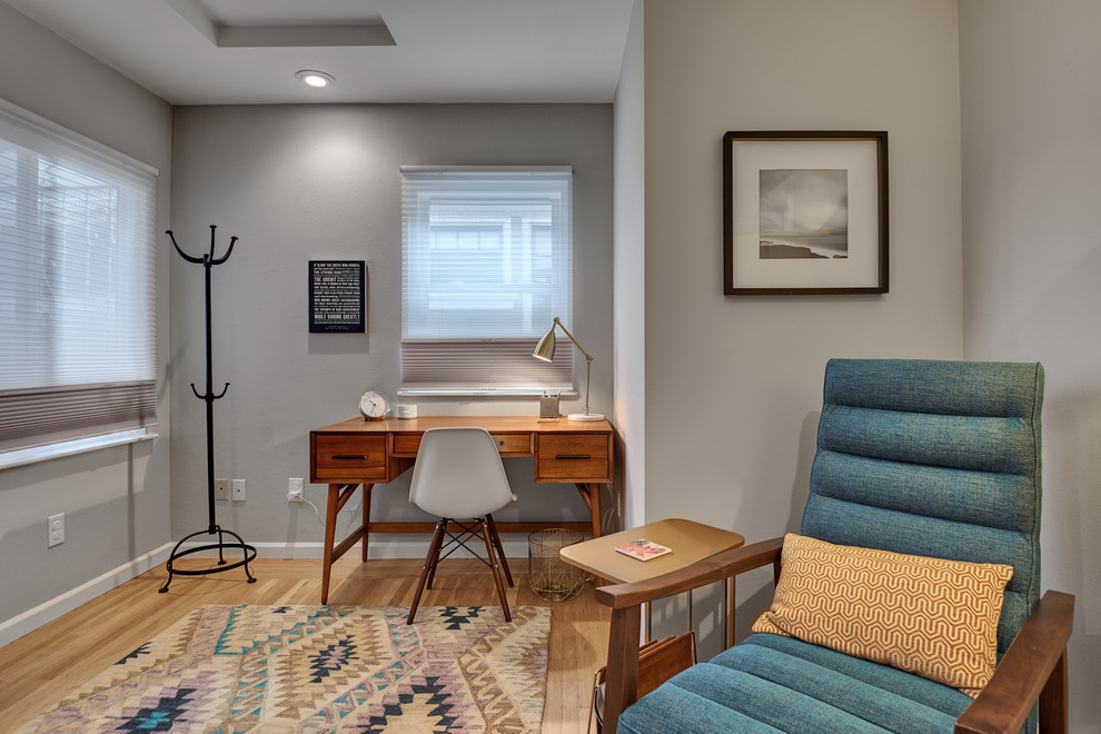 Réalisation d'un petit bureau vintage avec un mur gris, un sol en bois brun, un bureau indépendant et un sol marron.