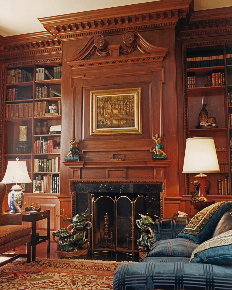 Cette photo montre un bureau chic avec une cheminée standard, une bibliothèque ou un coin lecture, un mur marron, parquet foncé, un manteau de cheminée en bois et un sol marron.