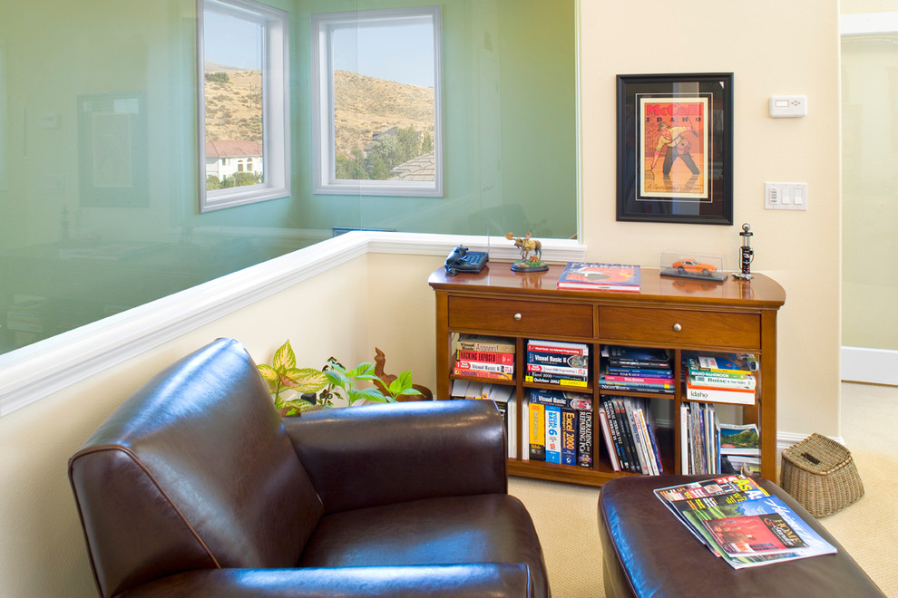 Immagine di uno studio design di medie dimensioni con pareti gialle, moquette, nessun camino e scrivania autoportante
