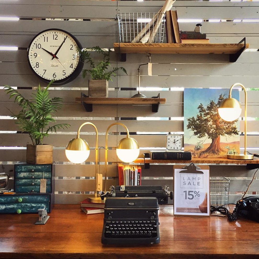 ポートランドにあるエクレクティックスタイルのおしゃれなホームオフィス・書斎の写真