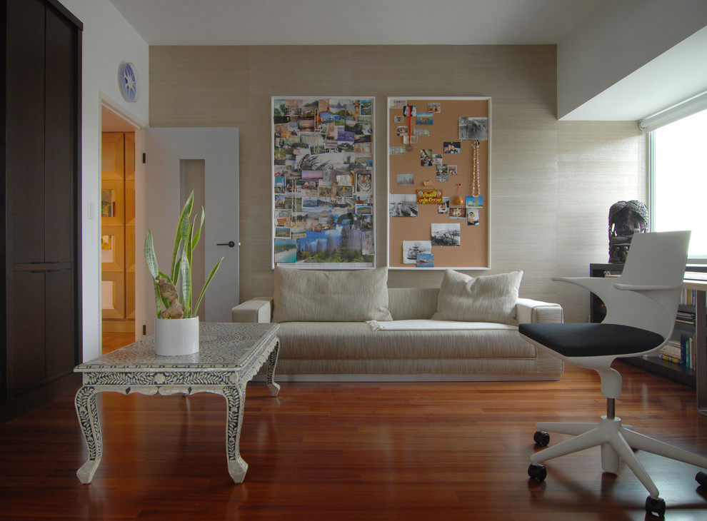 Idée de décoration pour un bureau design avec un mur beige et parquet foncé.