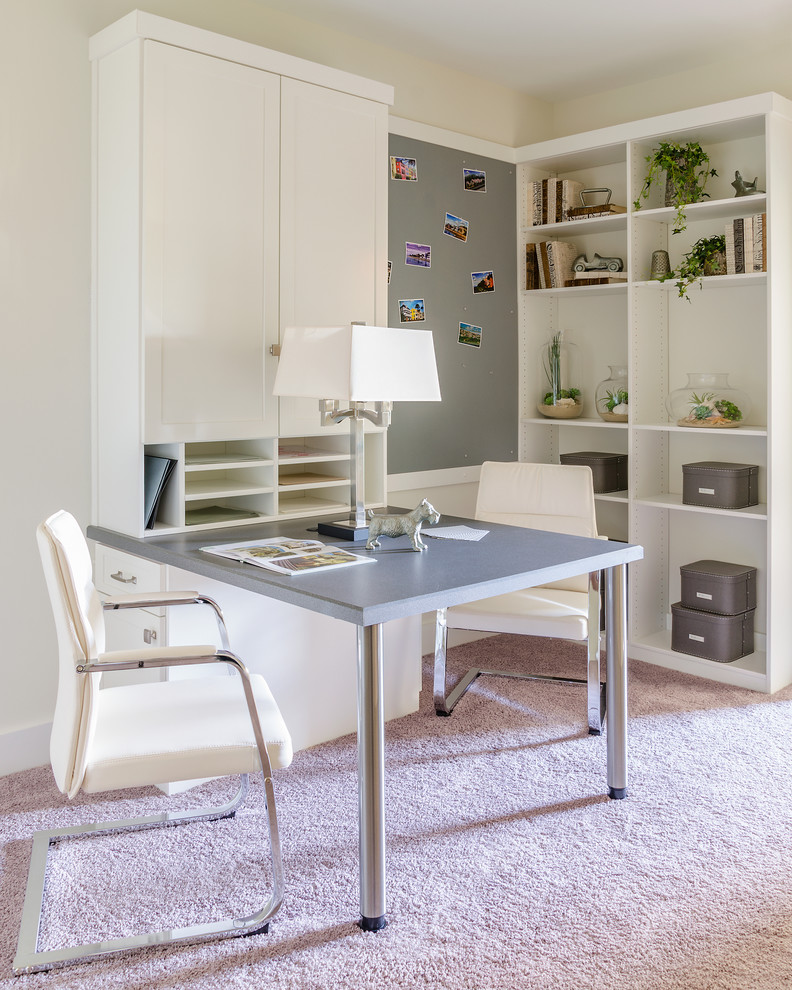 Diseño de despacho actual de tamaño medio con paredes beige, moqueta, escritorio empotrado y suelo beige