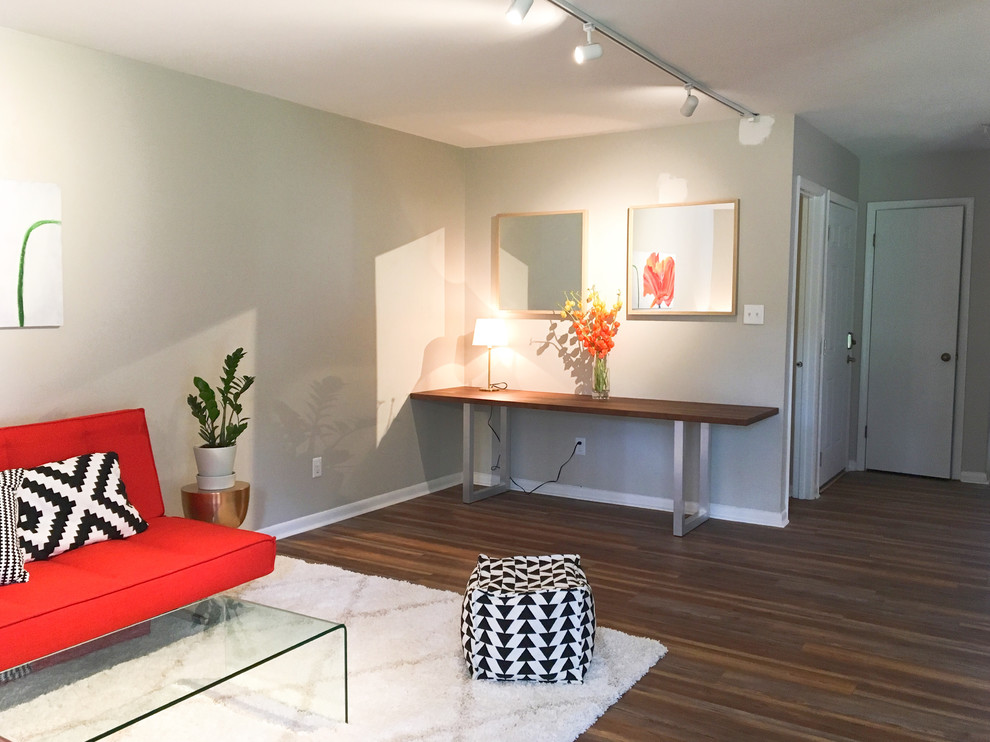 Foto på ett litet funkis arbetsrum, med grå väggar, vinylgolv, ett fristående skrivbord och flerfärgat golv
