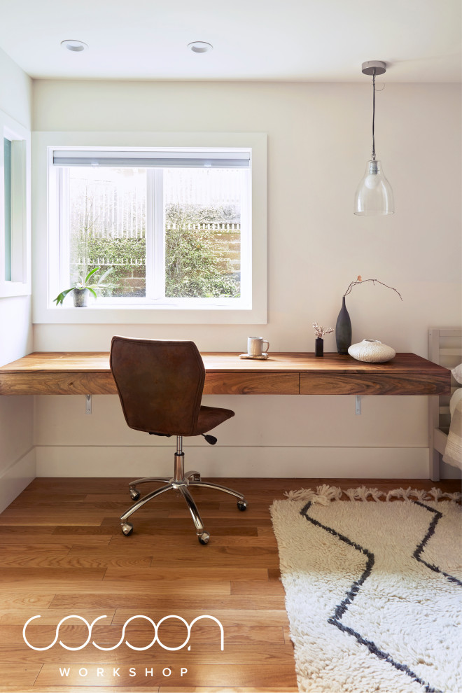 Skandinavisches Arbeitszimmer mit Arbeitsplatz, weißer Wandfarbe und freistehendem Schreibtisch in San Francisco