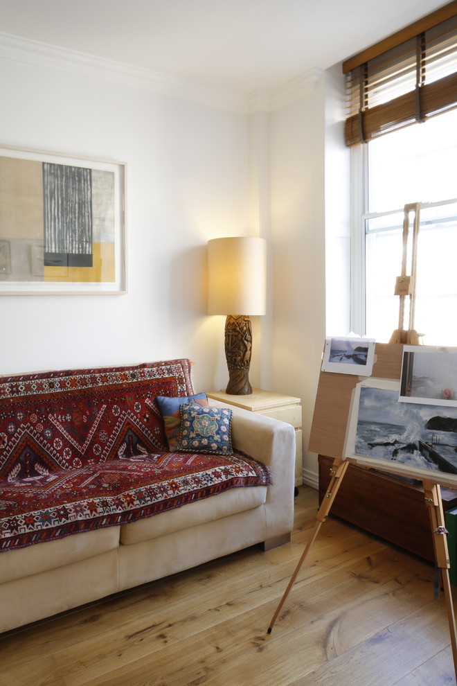 ロンドンにある高級な小さなコンテンポラリースタイルのおしゃれな書斎 (白い壁、無垢フローリング、暖炉なし、自立型机) の写真