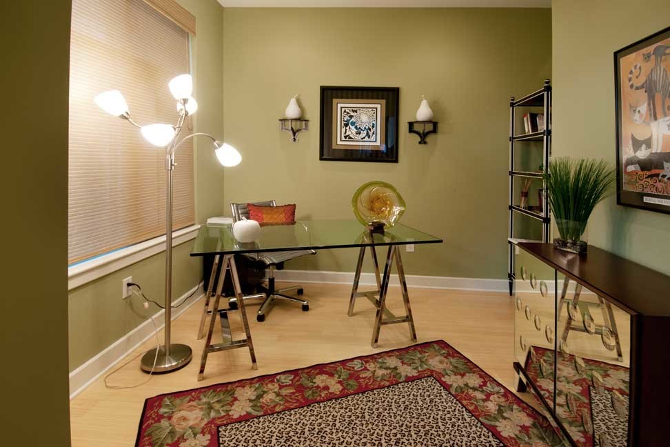 Foto de despacho minimalista pequeño con paredes verdes, suelo de madera clara y escritorio independiente