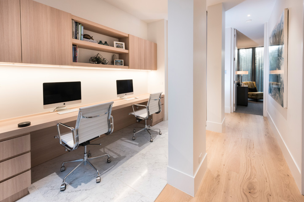 Mittelgroßes Modernes Arbeitszimmer mit weißer Wandfarbe, Einbau-Schreibtisch und weißem Boden in Melbourne