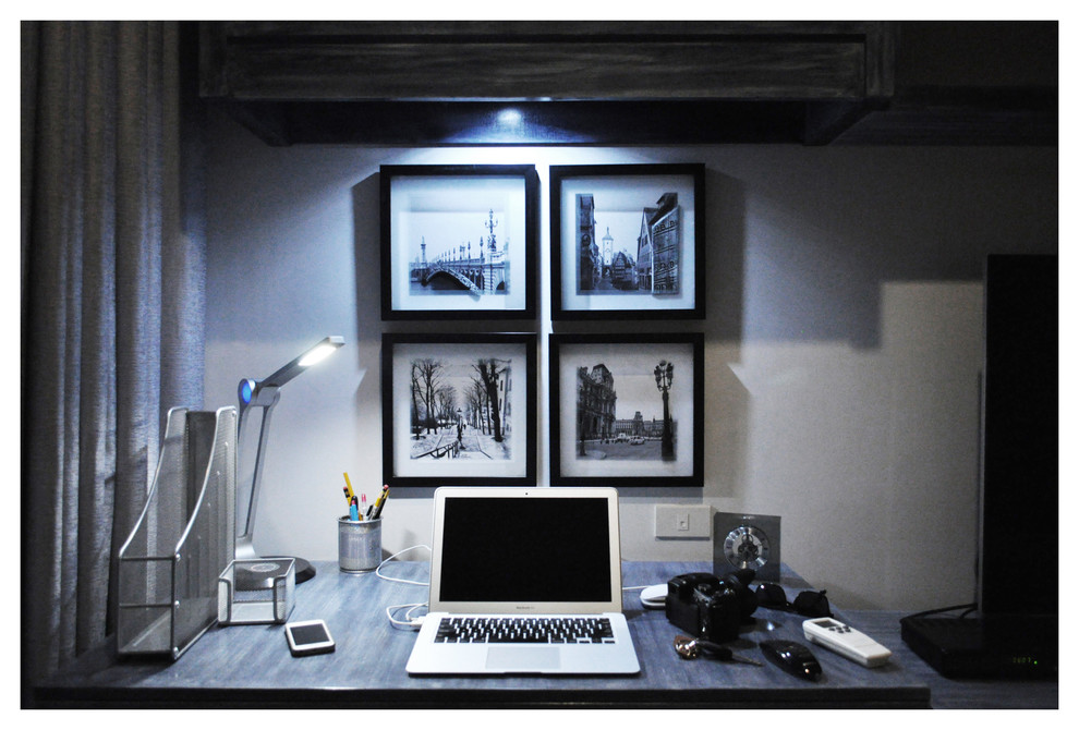 На фото: рабочее место среднего размера в восточном стиле с белыми стенами, полом из керамогранита и встроенным рабочим столом с