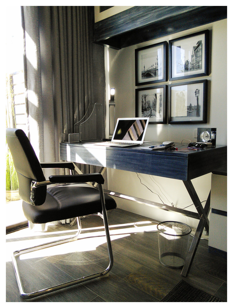 Ejemplo de despacho asiático de tamaño medio con paredes blancas, suelo de baldosas de porcelana y escritorio empotrado