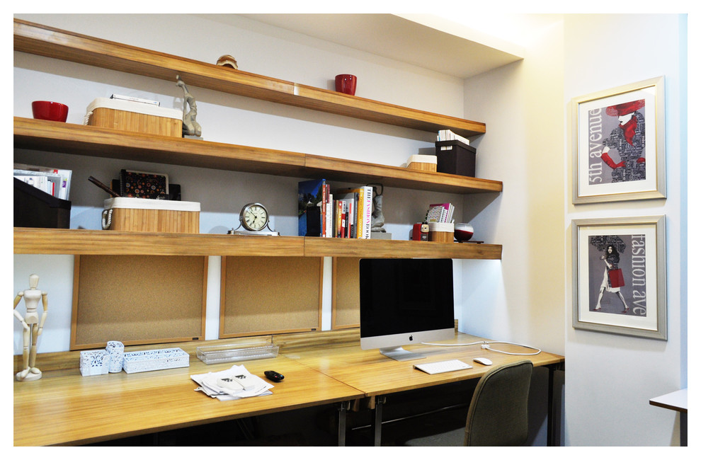 Modelo de despacho de estilo zen de tamaño medio con paredes blancas, suelo de baldosas de porcelana y escritorio empotrado