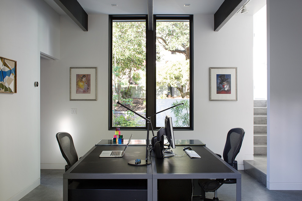 Maritimes Arbeitszimmer mit Arbeitsplatz, weißer Wandfarbe, Betonboden und freistehendem Schreibtisch in San Francisco