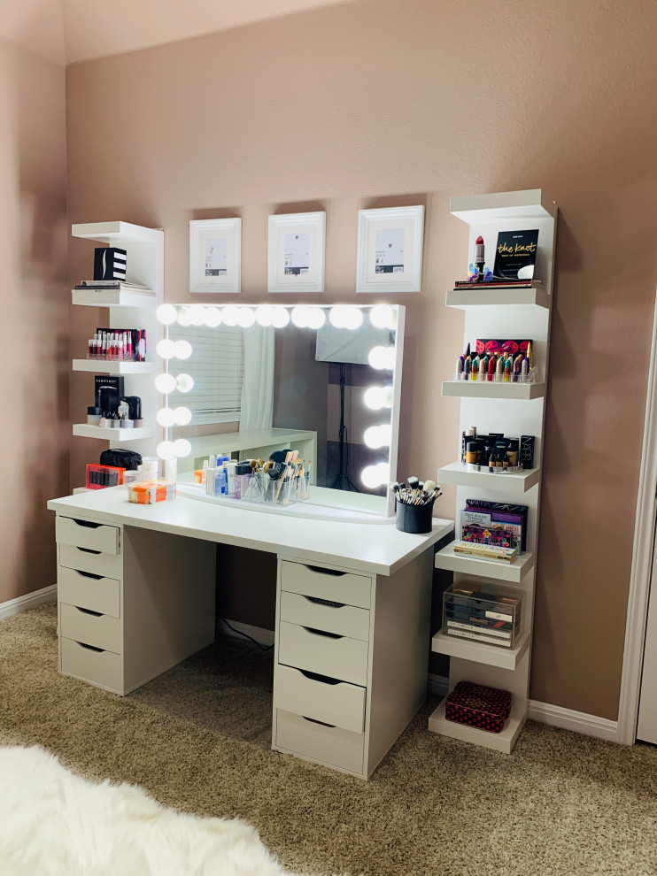 Modelo de estudio moderno pequeño con paredes rosas, moqueta, escritorio independiente y suelo beige
