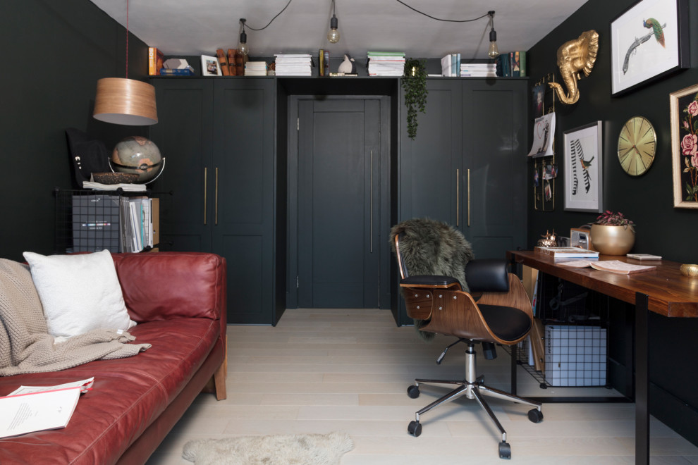 Foto de estudio de estilo de casa de campo de tamaño medio con paredes verdes, suelo de madera clara, escritorio independiente y suelo beige