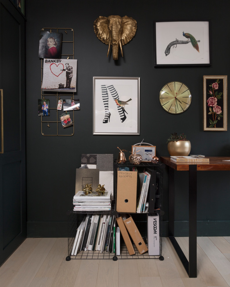 Mittelgroßes Landhaus Arbeitszimmer mit Studio, grüner Wandfarbe, hellem Holzboden, freistehendem Schreibtisch und beigem Boden in Sonstige
