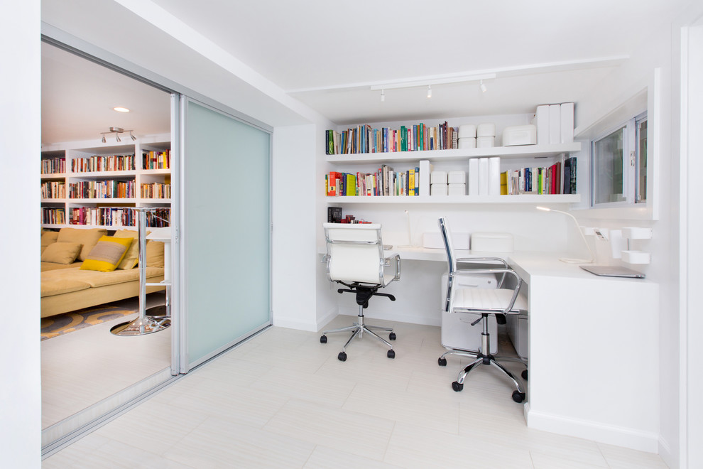 Immagine di un ufficio design di medie dimensioni con pareti bianche, scrivania incassata e nessun camino